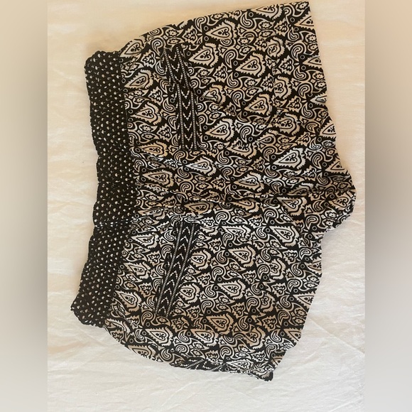 Forever 21 Printed Shorts - Picture 2 of 3